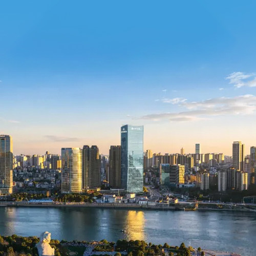【住】天际房/江景房/橘洲江景套房1-3晚 【食】可选自助早餐/下午茶/DIY晚安鸡尾酒/特色伴手礼 【享】入住欢迎礼遇+酒店餐饮消费8.5折 【享】旅拍体验及3张精修照片（含妆造）