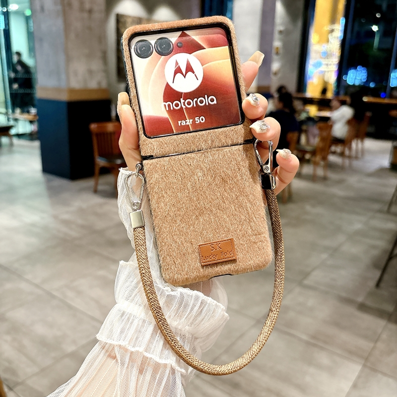 适用摩托罗拉razr50ultra手机壳新款motorazr50毛绒中轴全包moto保护套motorola秋冬腕带rarz50U小折叠屏ulta