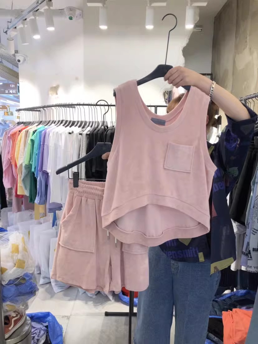 慵懒风纯色系宽松无袖背心+松紧高腰a字休闲裤运动短裤女两件套装