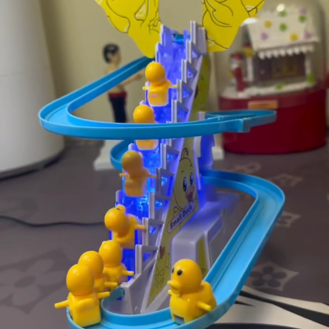 小黄鸭滑滑梯声灯光玩具自动爬楼梯小鸭子儿童益智拼装电动轨道车