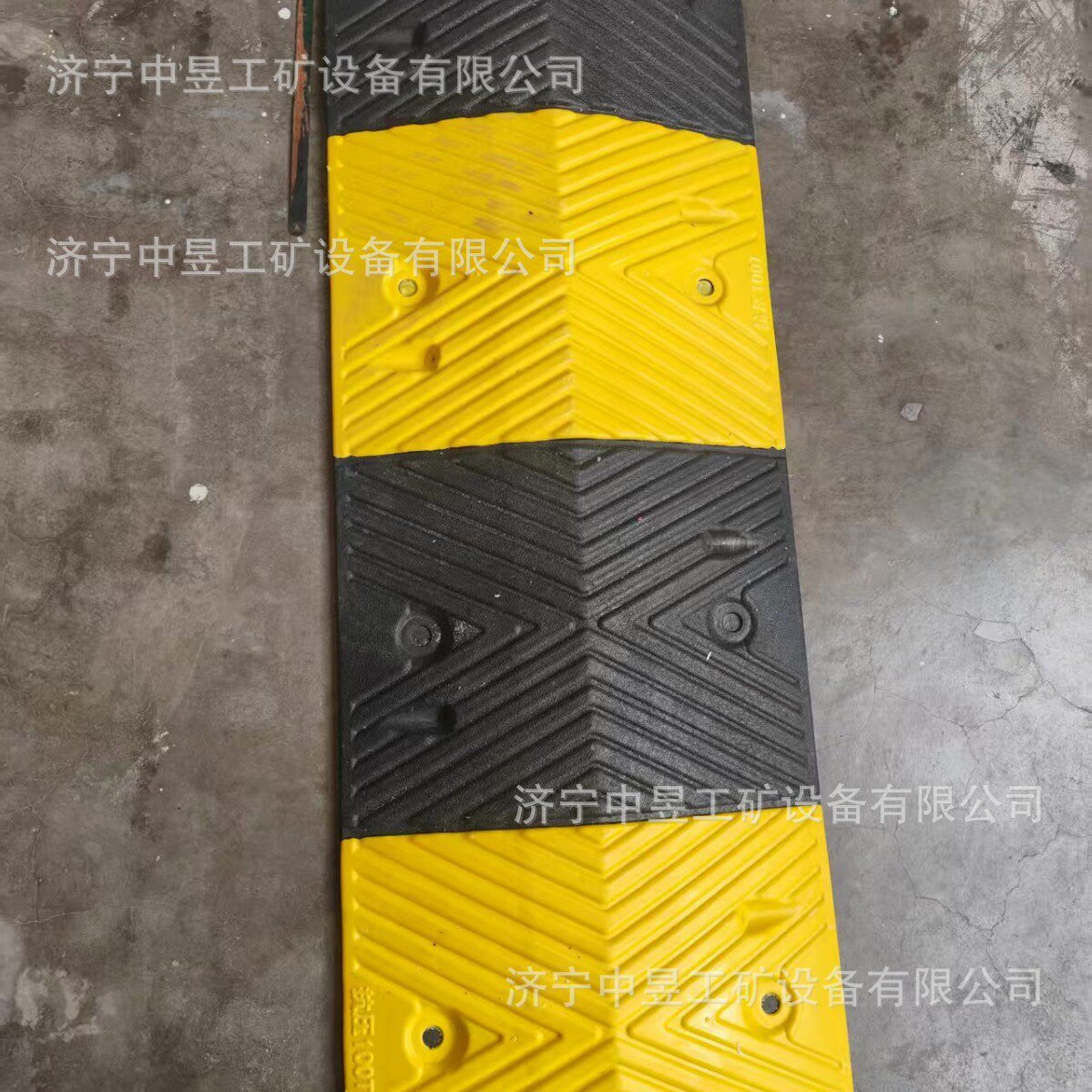 橡胶减速带 橡胶人字限速缓冲装置 铸钢加厚减速器路面缓冲垫