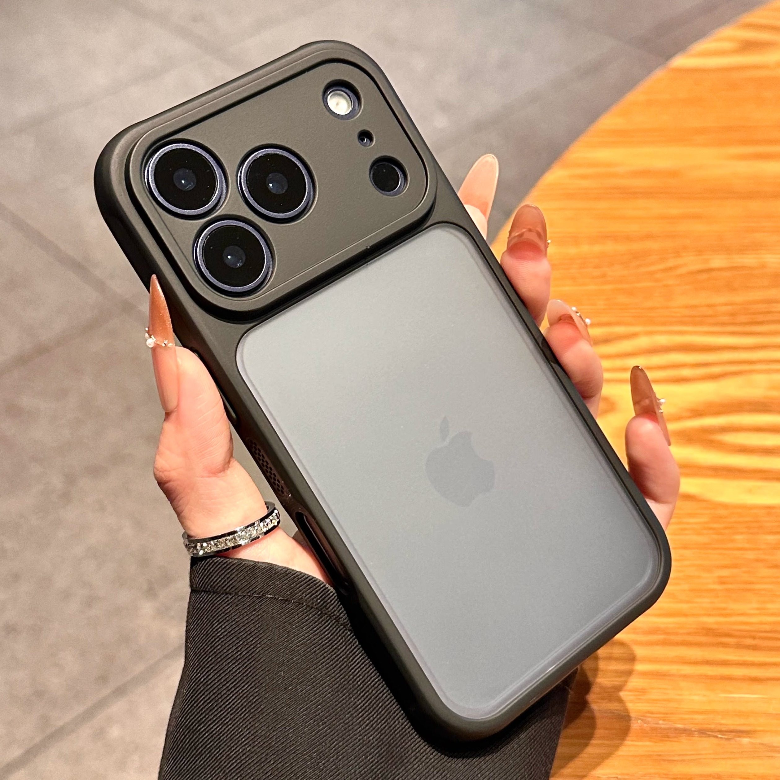 散热网孔适用苹果17promax手机壳新款肤感磨砂iPhone16pro防尘15磁吸充电14高级感小众13p全包防摔硅胶保护套