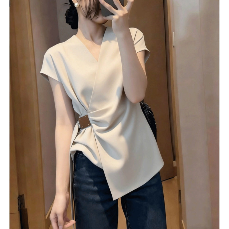 法式气质V领短袖T恤女款2026夏季新款收腰显瘦不规则小衫别致上衣