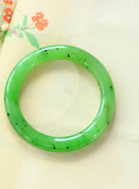 和田玉手镯高品质玉石碧玉点墨玉镯女款苹果绿56mm2天鉴赏期证书