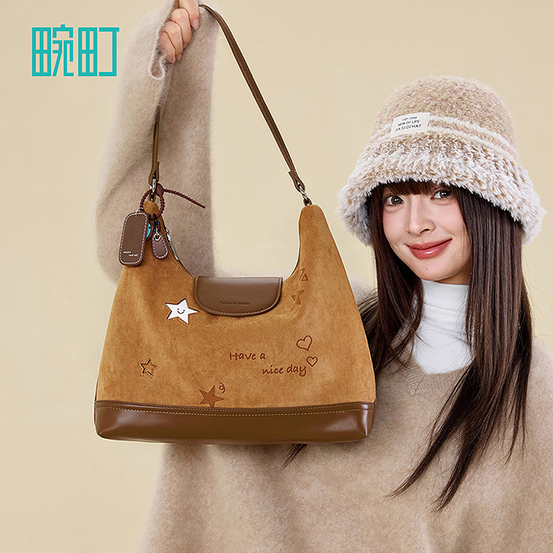 畹町复古棕色女包冬日繁星麂皮印花单肩斜跨包hobo包大容量托特包图片