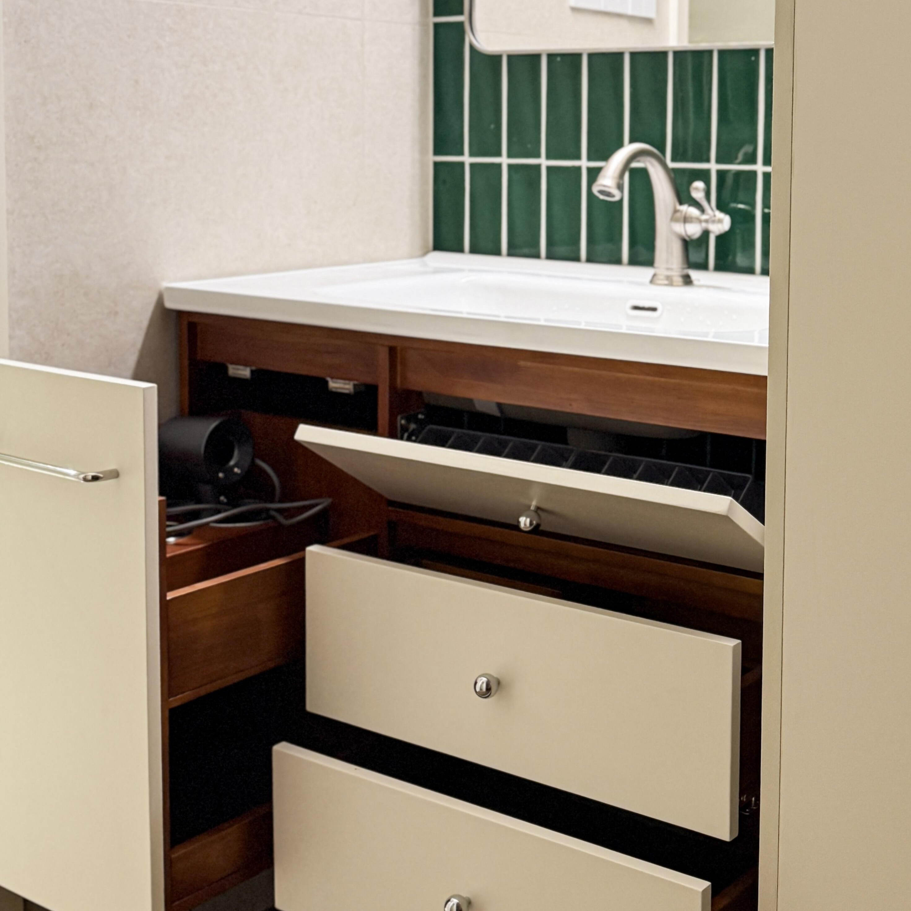 实木拉篮吹风机插座浴室柜卫生间