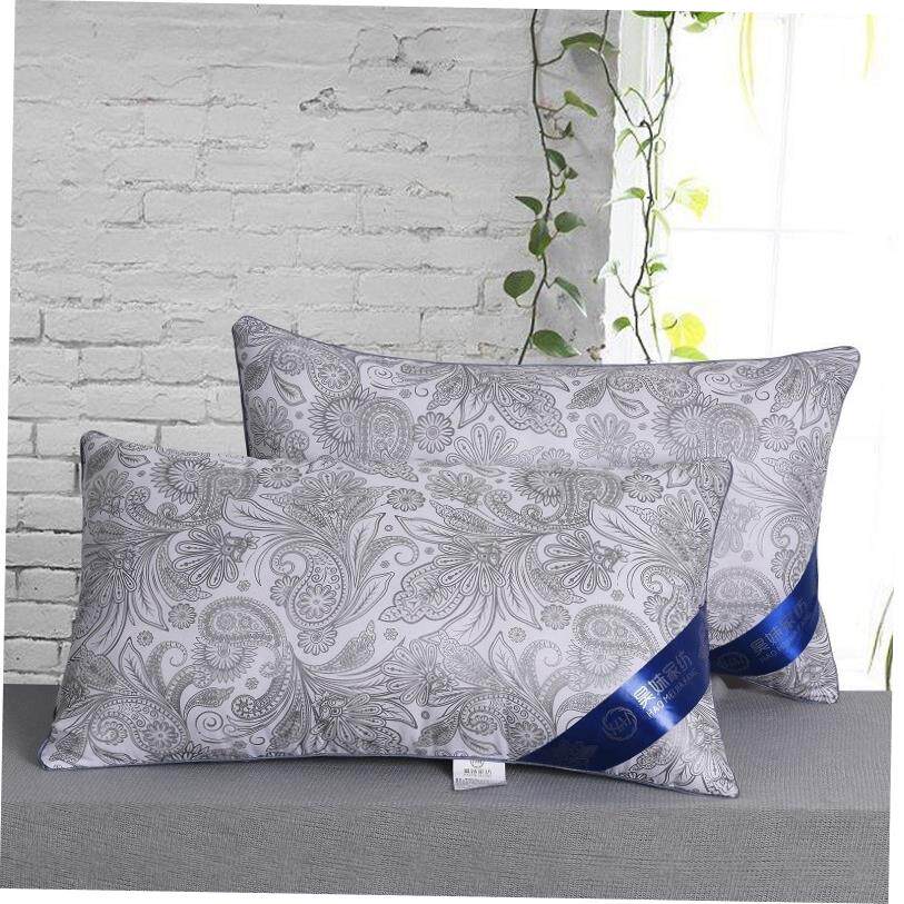 A pair of pillows with hotel pillow core students 枕芯