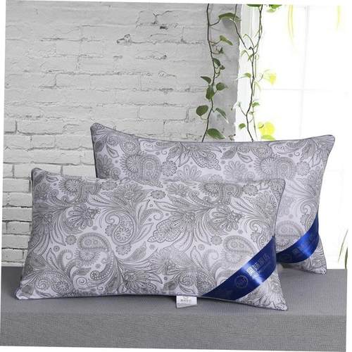 A pair of pillows with hotel pillow core students 枕芯