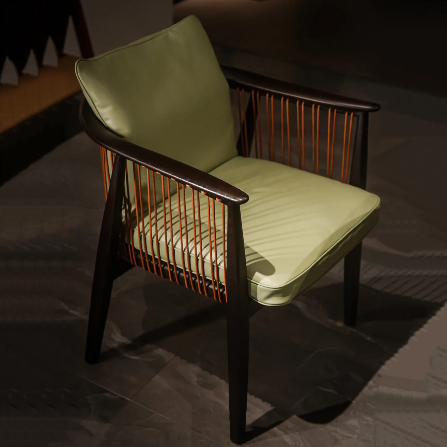 2025新款实木扶手风琴餐椅软包