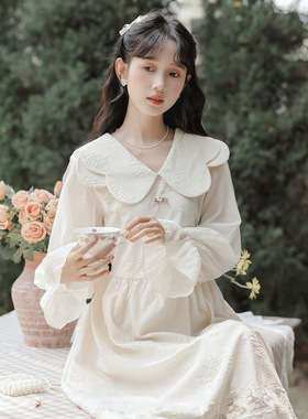 2025秋季新款宫廷风重工浮雕印花甜美高腰喇叭袖长袖娃娃连衣裙女