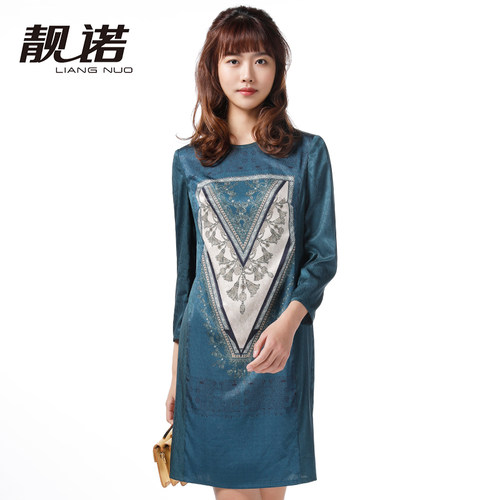 靓诺蓝绿色圆领胸前印花连衣裙