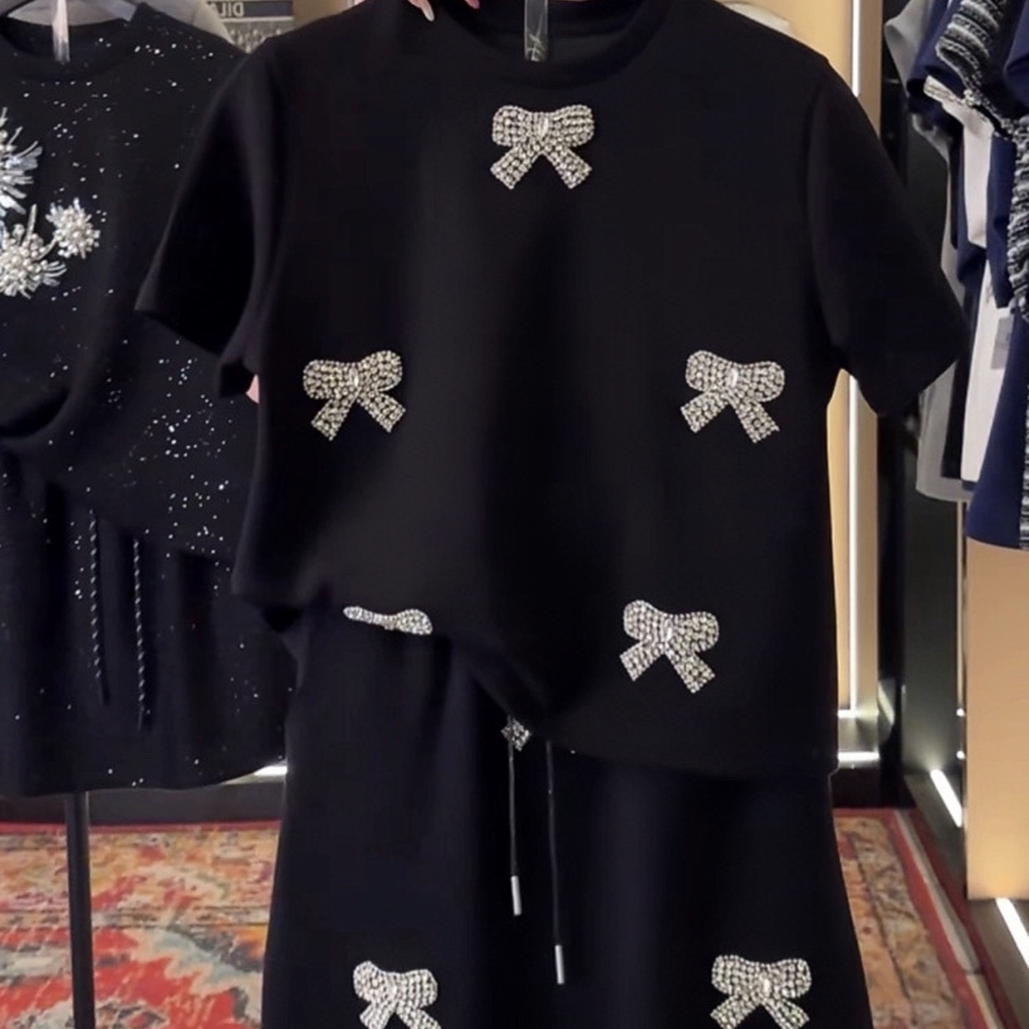 一整套赫本风黑色套裙减龄穿搭2025夏季新款烫钻短袖半身裙两件套