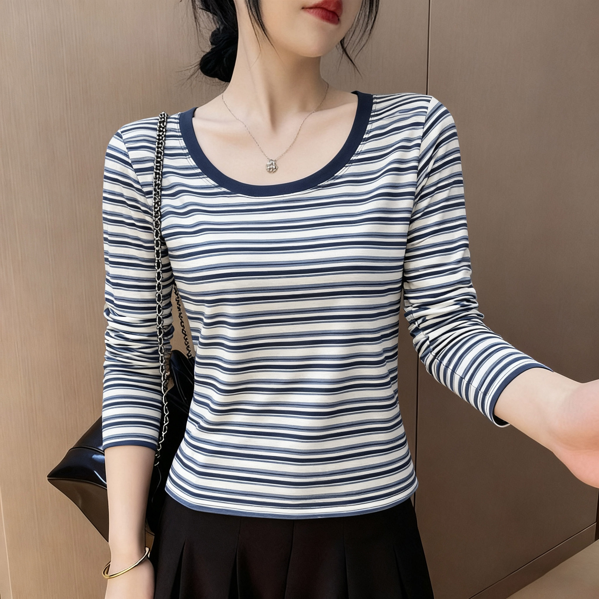百搭正肩长袖T恤女2025春秋季U领露锁骨修身显瘦内搭条纹打底衫