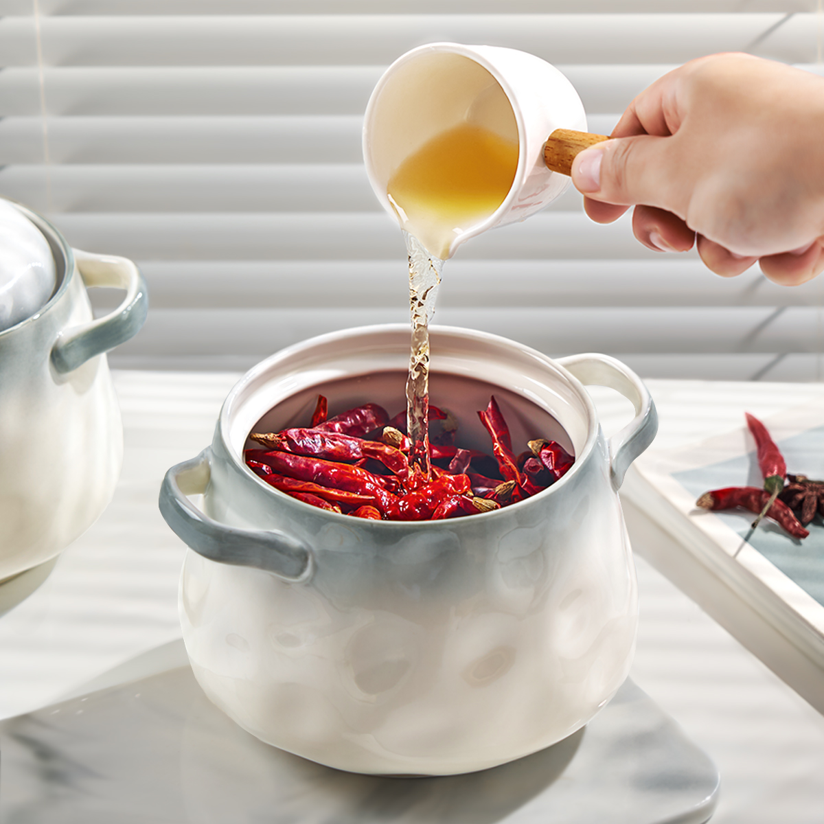 耐高温陶瓷猪油罐家用厨房辣椒油专用红油罐子带盖荤油罐子调料罐