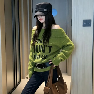 慵懒风一字肩字母钉珠针织上衣女秋冬宽松露肩高级感气质显瘦毛衣