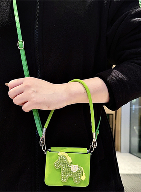 悦皇绿色小马适用于荣耀magicvflip2折叠手机壳铰链全包中轴magicvflip2刺绣马斜挎挂绳手提小清新皮纹保护套