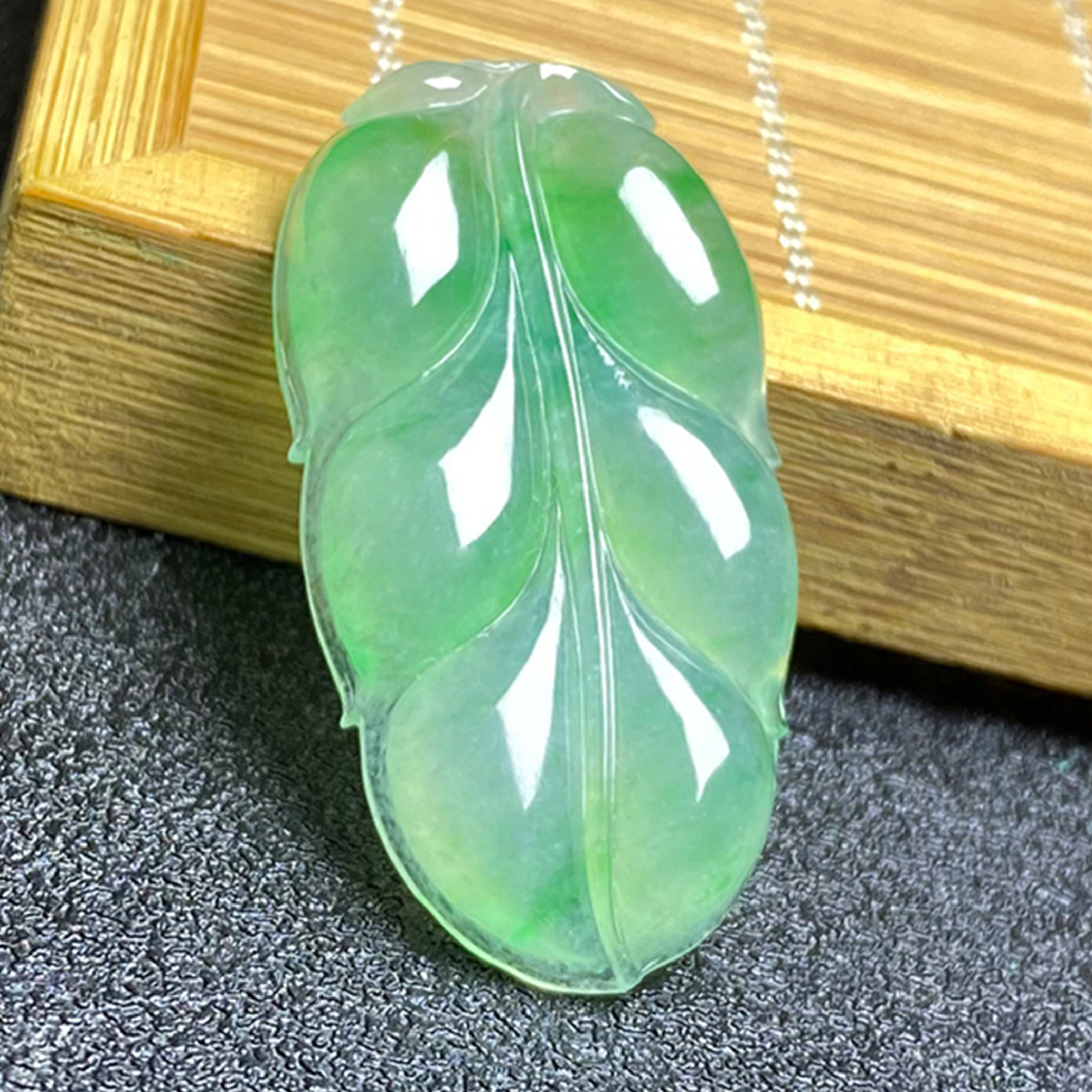 七彩云南冰种绿色叶子翡翠挂件