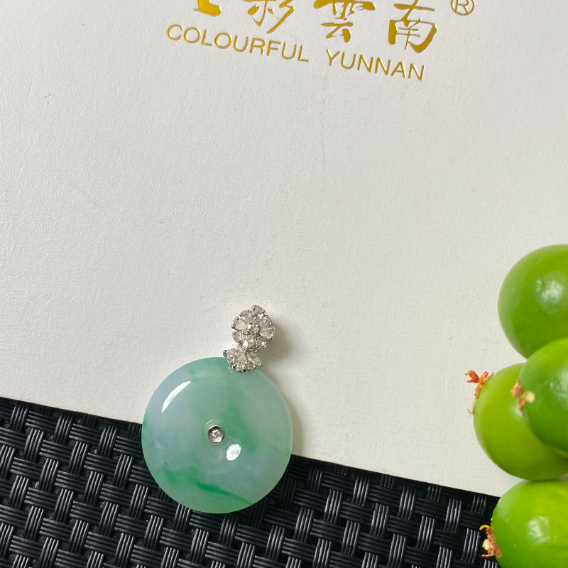 七彩云南天然翡翠冰种阳绿平安扣