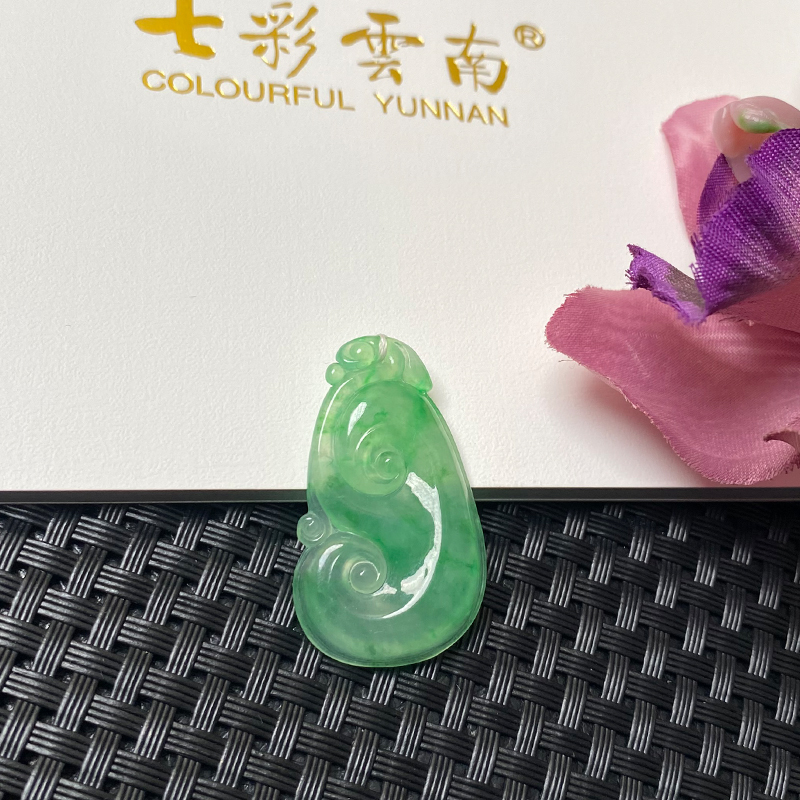 七彩云南天然翡翠阳绿翡翠如意