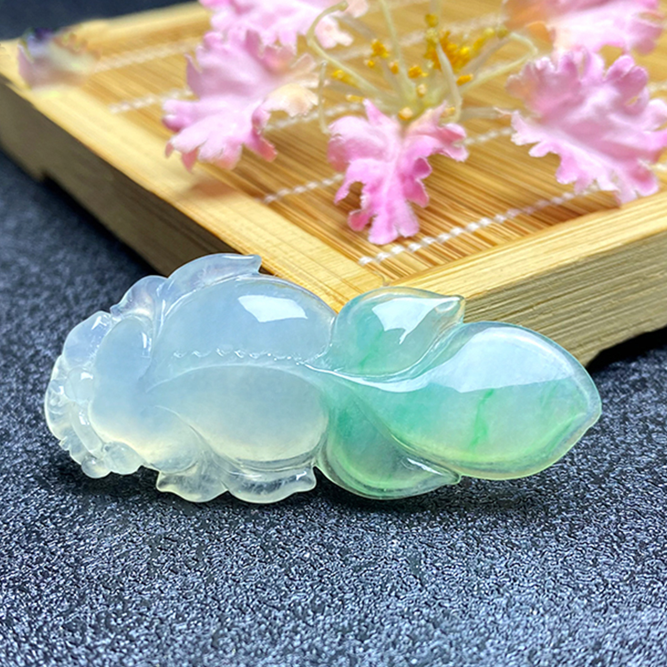七彩云南缅甸A货天然翡翠飘绿色金鱼一物一证支持复检（已售）