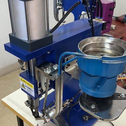 铜线气动铆钉机线路板红酒盒灯饰鸡眼机吊牌配件打扣自动铆接机