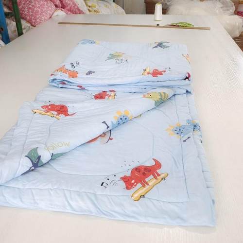 人造棉棉花夏凉被被幼儿园午睡空调被可水洗婴儿包被夏被棉绸薄款