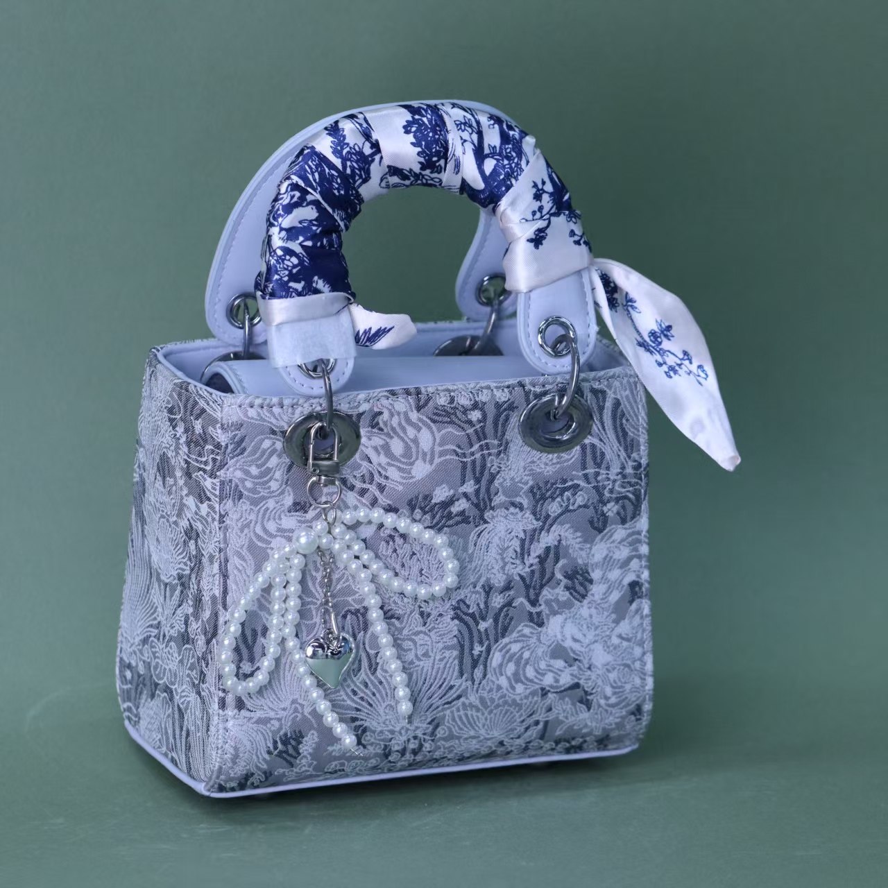 2025新款浅灰绣纹戴妃包青花丝巾手柄珍珠挂饰小众轻奢手提包女