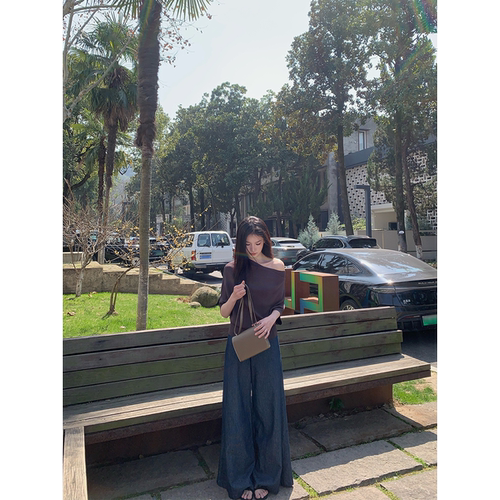 黄亮Elovey  属于斜肩的慵懒-姐感咖色斜肩针织上衣女春夏通勤