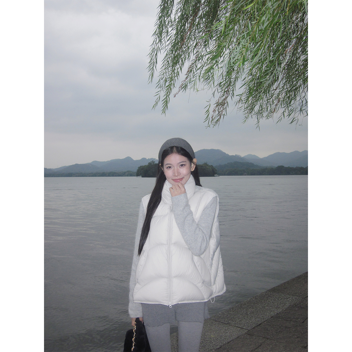 黄亮Elovey 慕斯泡芙 90白鸭绒时髦轻盈蓬松保暖立领羽绒马甲外套