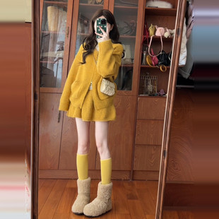 黄色针织小香风套装洋装子女2026冬季新款千金感穿搭一整套短裙