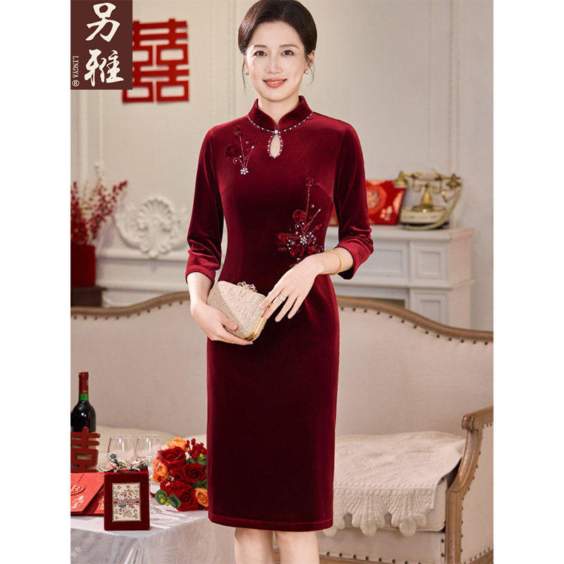 中式婚宴妈妈喜服2025新款金丝绒连衣裙高档喜婆婆礼服改良旗袍裙