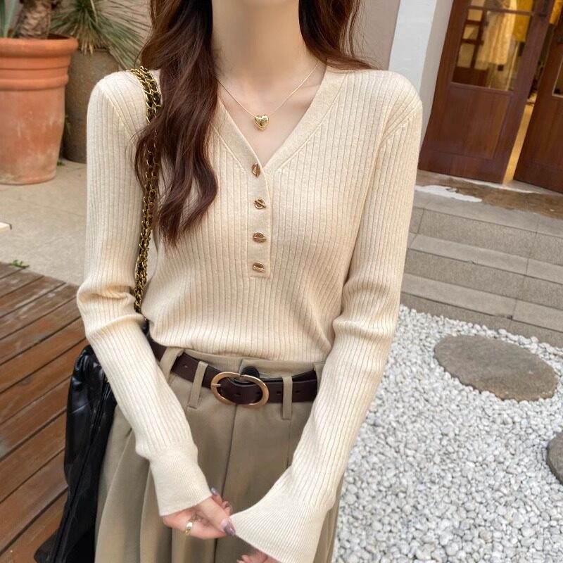 杏色V领小香风纽扣软糯针织衫女早春季设计感内搭打底衫短款上衣