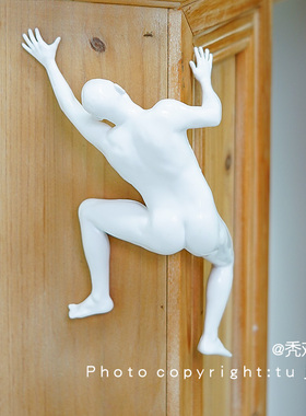 攀爬的男人创意墙面装饰