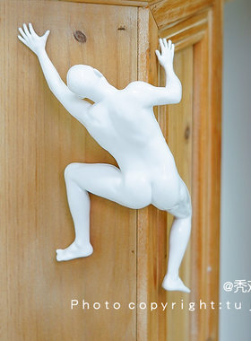 攀爬的男人创意墙面装饰
