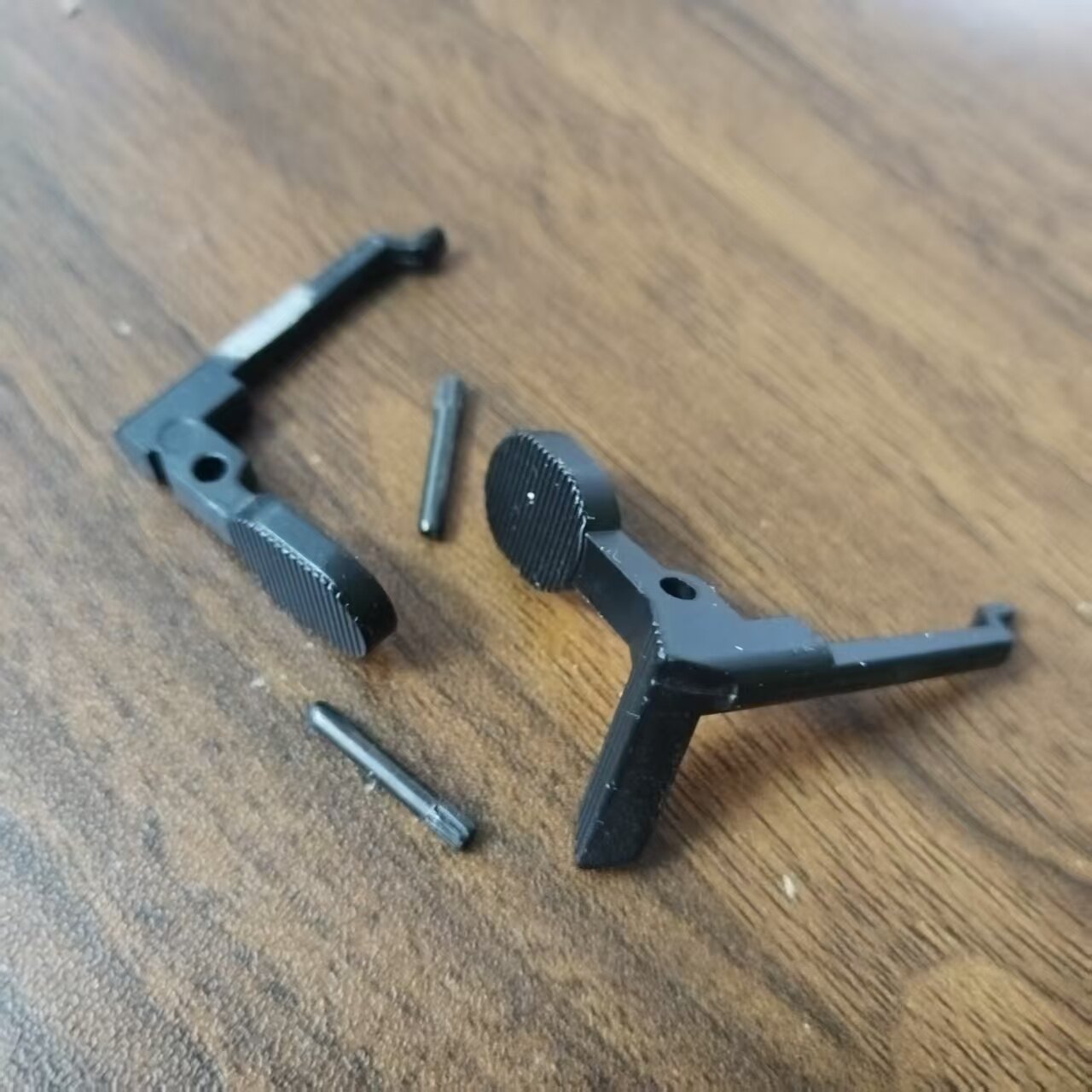 司骏系列M4 MK18 HK416D MCX2号网球拍回膛空挂释放按钮苍蝇拍 - 实物图