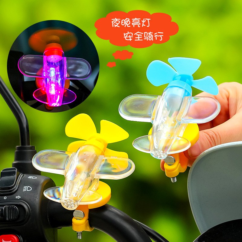 电动车上的装饰品摆件风吹旋转小飞机风力发电风车粘贴摩托车把手