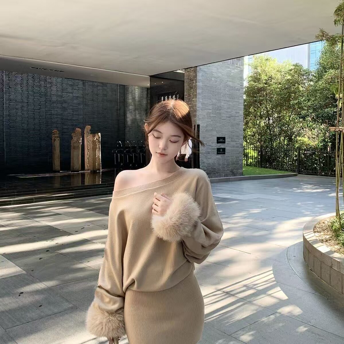 纯欲风性感露肩袖口毛毛针织裙秋冬新款高级感毛衣显瘦修身包臂裙