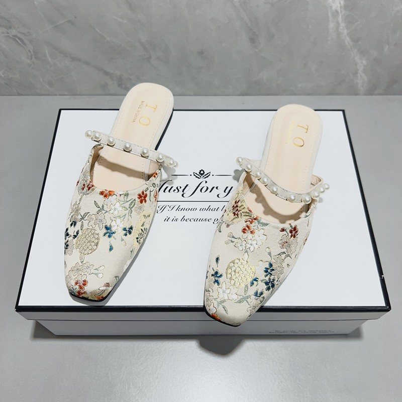 新中式包头半拖鞋女外穿2026夏季新款温柔珍珠平底刺绣奶奶凉拖鞋