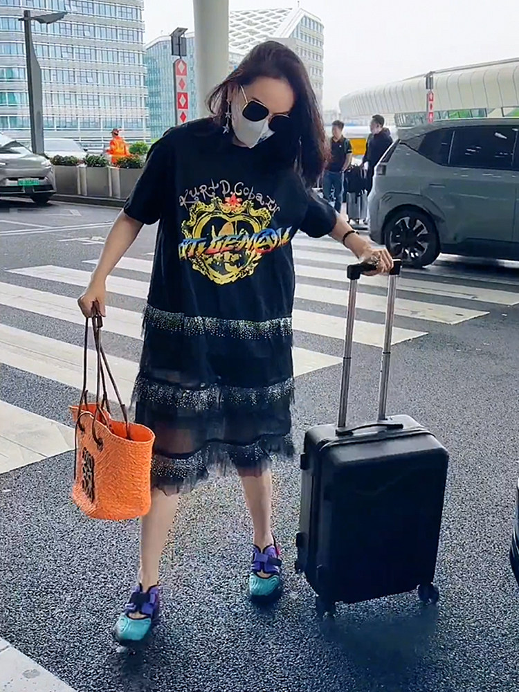 印花黑色连衣裙女夏2023新款