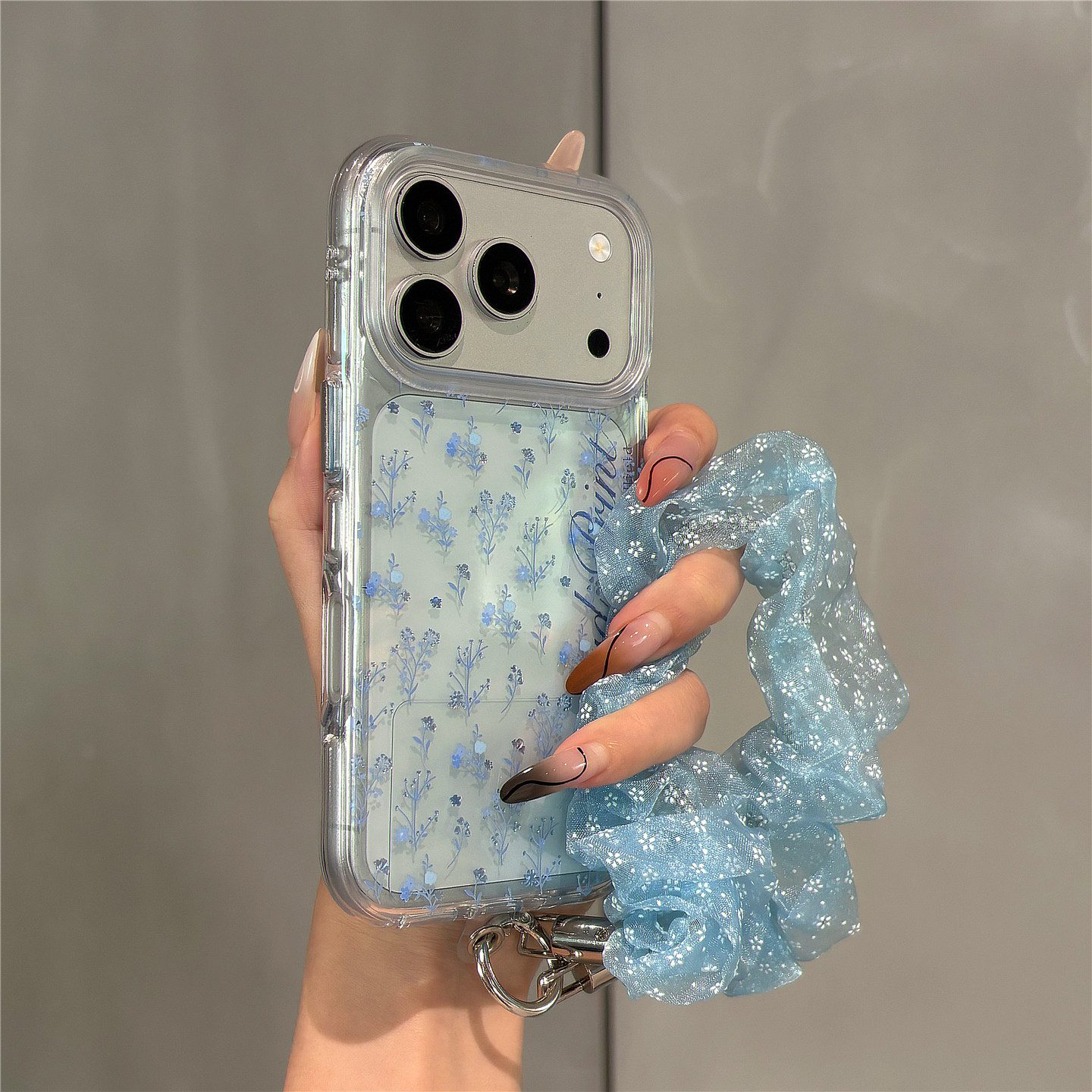 小清新蓝色花朵字母适用苹果18promax手机壳iphone17pro女新款16pro蕾丝腕带15pro不会撞壳艺术18防摔保护套