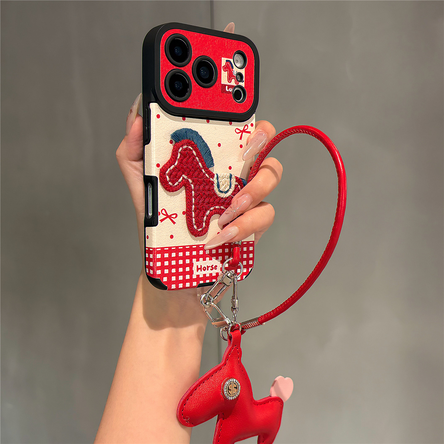 新年红卡通格纹拼接小马适用苹果17promax手机壳iphone17pro皮纹软胶16pro新款15手拎挂绳14防摔13保护套女款