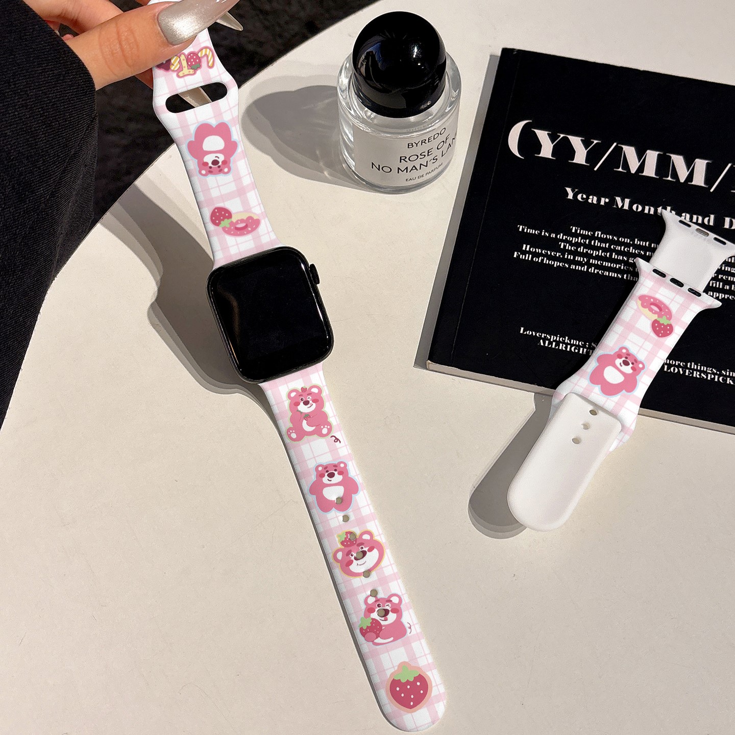 适用iwatchs10硅胶苹果手表applewatch10表带s9格纹卡通草莓熊s8新款s7小众ultra2夏季透气45se女s6网红闺蜜