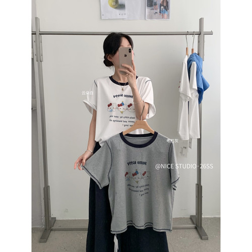 奶思家NICE STUDIO-2026夏上新韩系五线撞领Kitty印花T恤女L8860