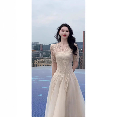 250593款气质名媛千金端庄大气简约通勤高级设计感杏色蕾丝连衣裙