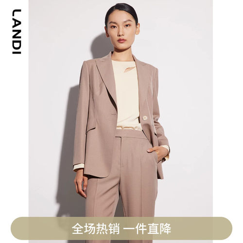 微宽肩设计修身西服外套