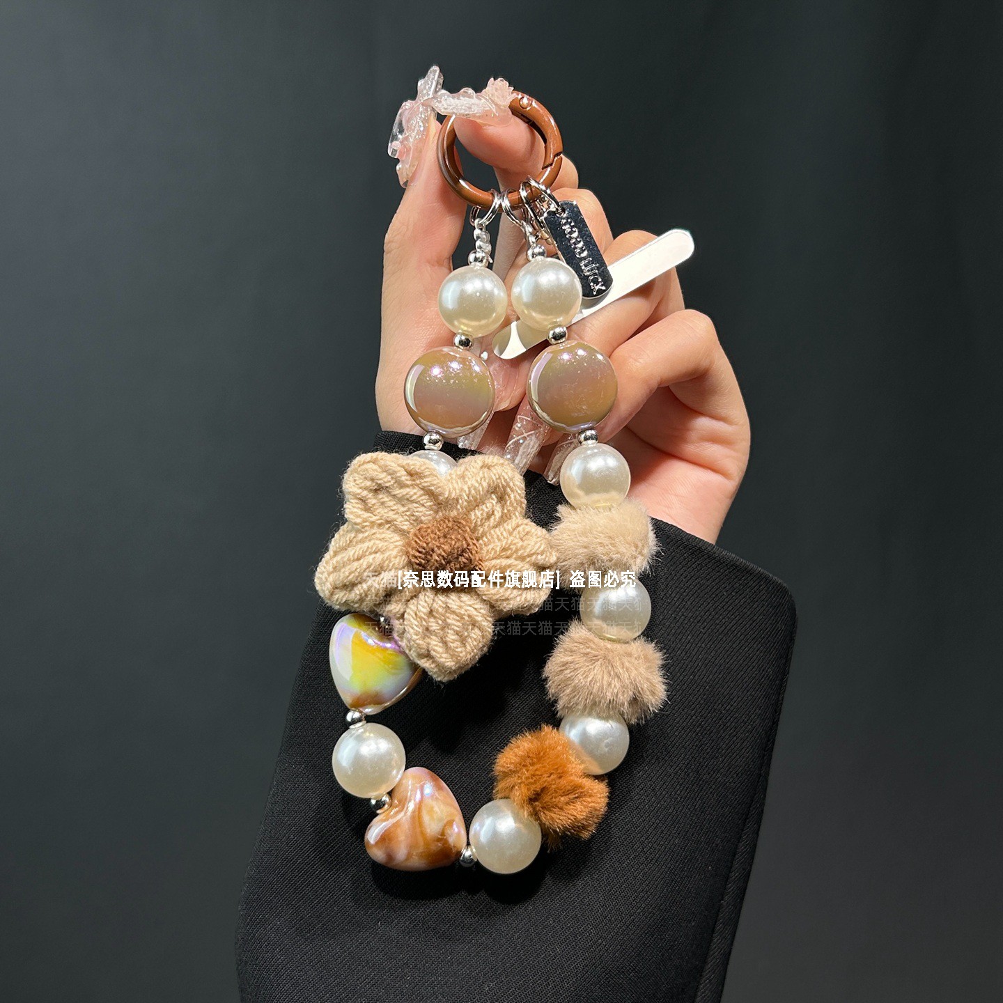 手工编织毛绒花朵手机链带毛球珍珠手腕式挂链秋冬高档腕带串珠链条毛绒相机钥匙包包手提手链挂饰挂件垫片壳