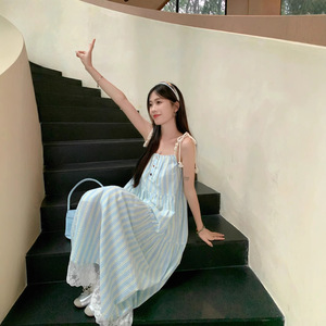 夏季新款2025年小个子海边度假风长裙法式蓝色条纹吊带连衣裙子女