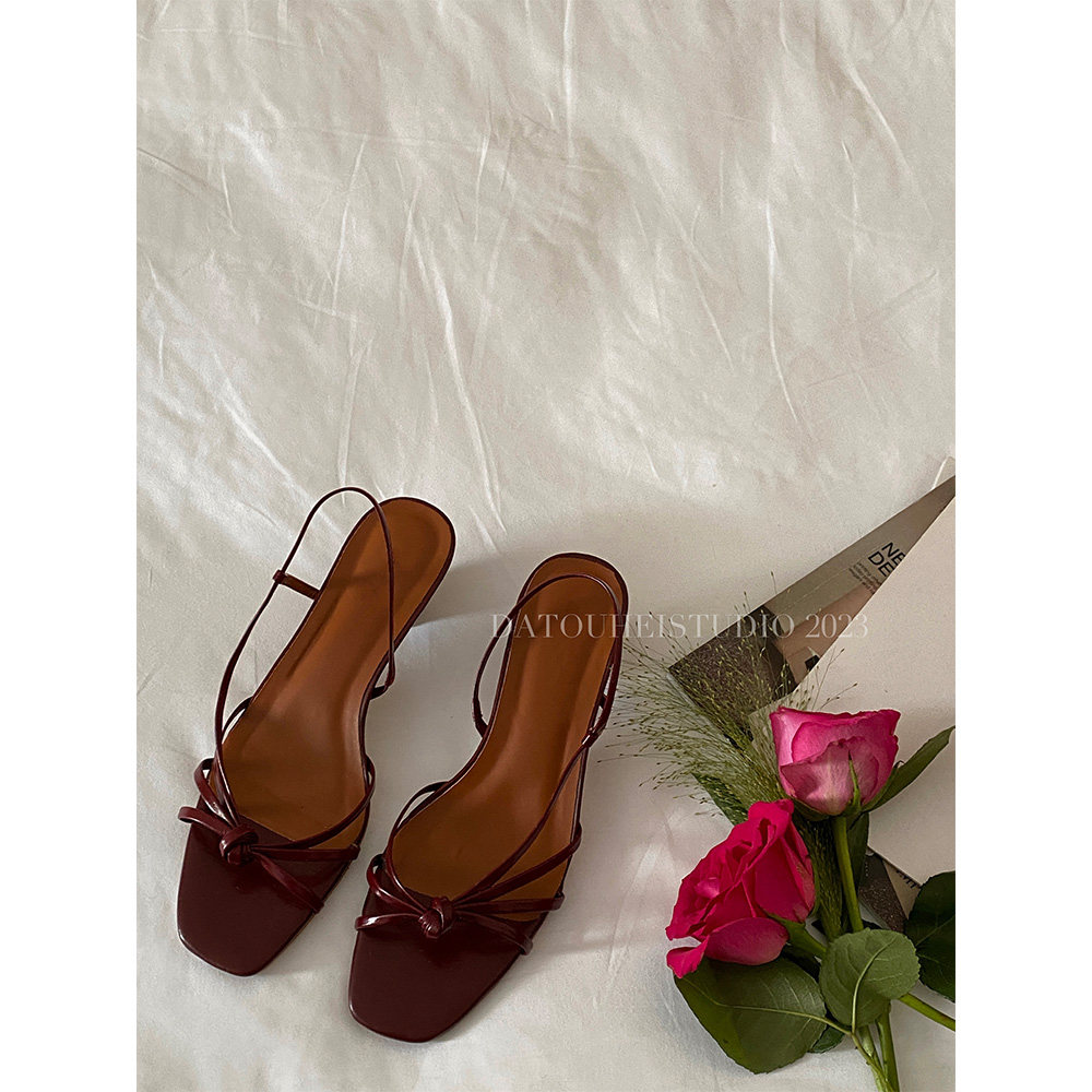 大头黑低跟撞色包头凉鞋