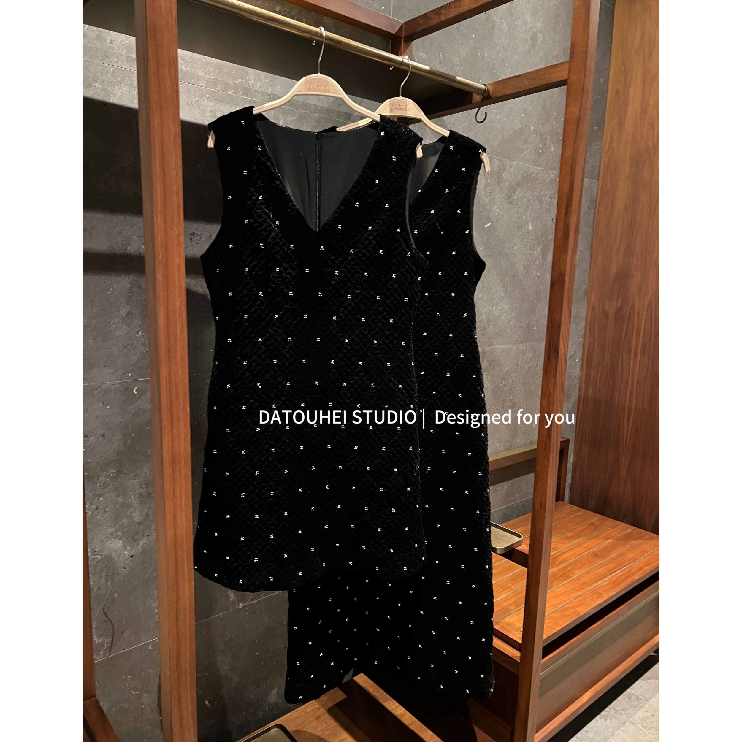 大头黑自制【丝绒甜梦】2024女冬季洋气钉珠丝绒连衣裙D224Q21095