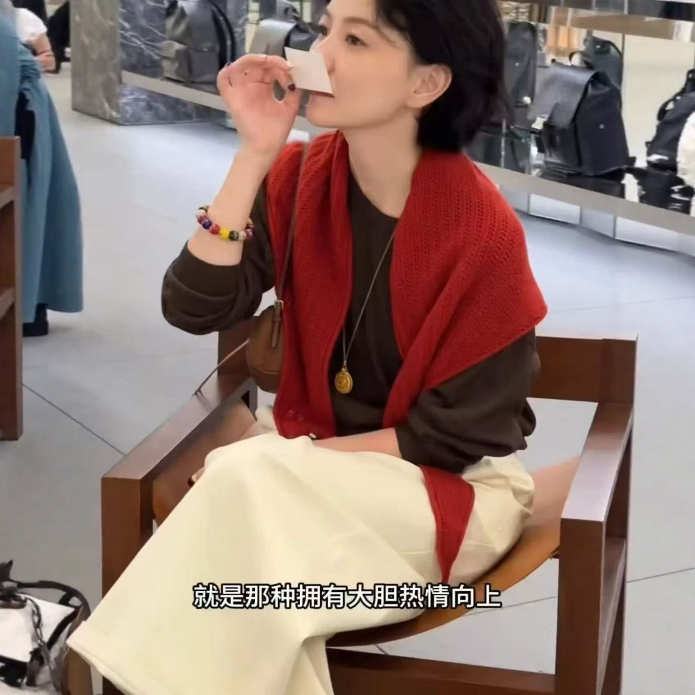 LM家高品  秋冬新品时尚搭配神器颜色超美三角形全羊毛镂空披肩